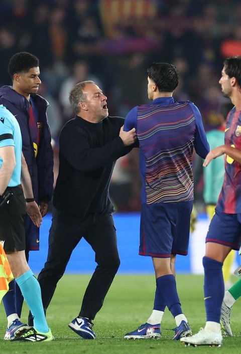 Momen eksekusi gol tendangan bebas Julian Alvarez dalam laga leg pertama perempat final Liga Champions antara Barcelona vs Atletico Madrid di Camp Nou, 9 April 2026. (AP Photo/Joan Monfort)