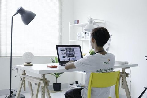 Cegah bosan dan rasa kesepian saat WFH dengan cara ini. (Foto: Unsplash)