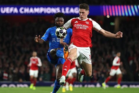 Duel sengit Edmond Tapsoba dan Viktor Gyokeres dalam laga leg kedua babak 16 besar Liga Champions antara Arsenal vs Leverkusen di Emirates Stadium, 18 Maret 2026.