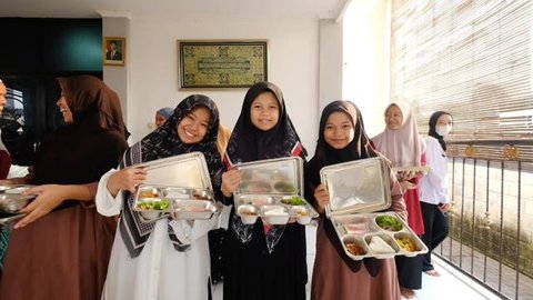 Santri di Karanganyar menyambut Program MBG yang membawa harapan dan semangat baru di pesantren, mendukung kesejahteraan serta aktivitas belajar mereka.