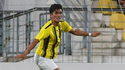 Penyerang Persija Jakarta, Eksel Runtukahu, merayakan gol ke gawang Persebaya Surabaya bersama Fabio Calonego pada lanjutan BRI Super League 2025/2026 di Stadion Utama Gelora Bung Karno, Jaka