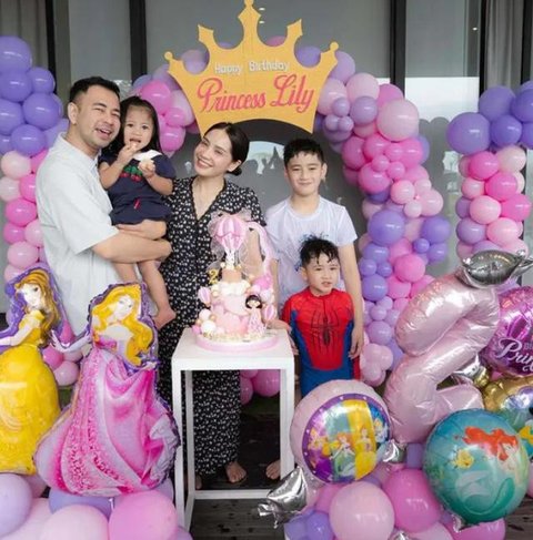 Potret Dekorasi Perayaan Ultah ke-2 Lily Anak Angkat Raffi Gigi (YouTube/Rans Entertainment)
