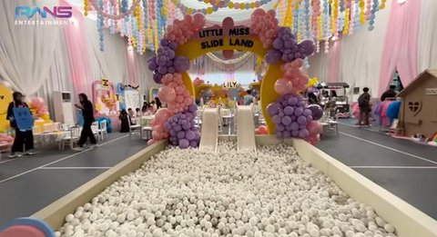 Potret Dekorasi Perayaan Ultah ke-2 Lily Anak Angkat Raffi Gigi (YouTube/Rans Entertainment)
