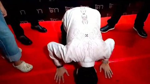 Aldi Taher dijadwalkan terbang ke Amerika Serikat guna menghadiri ajang bergengsi New York Fashion Week. Ia pun sujud syukur atas pencapaian ini.
