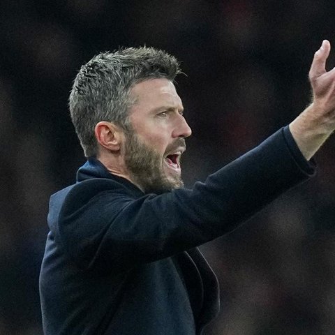 Wasit yang memimpin pertandingan tersebut sempat menghentikan laga sementara untuk meninjau VAR. (AFP/Paul Ellis)