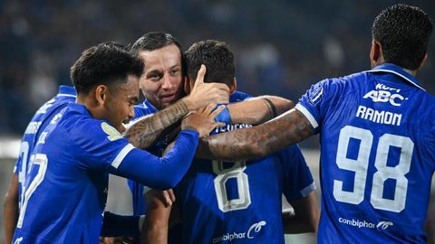 Gelandang Persib, Marc Klok, mencoba lepas dari adangan pemain Bali United pada lanjutan BRI Super League 2025/2026 di Stadion Gelora Bandung Lautan Api, Minggu (12/4/2026) malam WIB. (Bola.c