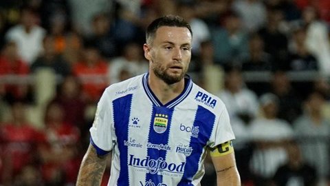 Gelandang Persib, Marc Klok, mencoba lepas dari adangan pemain Bali United pada lanjutan BRI Super League 2025/2026 di Stadion Gelora Bandung Lautan Api, Minggu (12/4/2026) malam WIB. (Bola.c