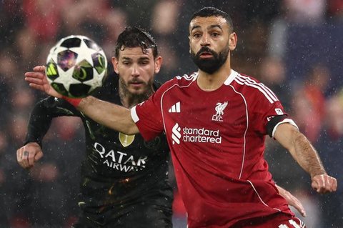 Mohamed Salah fokus menatap bola dalam laga panas di Anfield saat Liverpool menghadapi Paris Saint-Germain pada leg kedua perempat final Liga Champions 2025/2026, 14 April 2026.