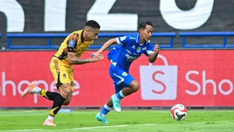 Pelatih Persib Bandung, Miljan Radovic, saat melawan Persiwa Wamena pada laga Piala Indonesia di Stadion Si Jalak Harupat, Bandung, Senin (11/2). Persib menang 7-0 atas Persiwa. (Bola.com/M I
