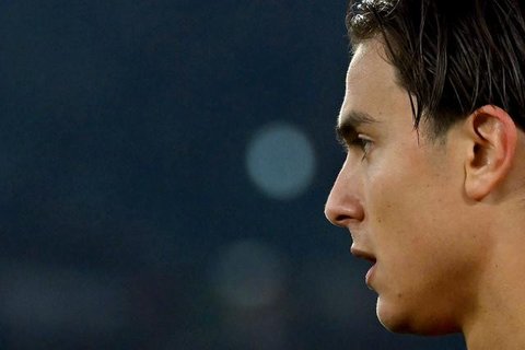 Paulo Dybala dari AS Roma mencoba mencetak gol dalam pertandingan Serie A melawan Inter Milan di Roma, Sabtu, 18 Oktober 2025. (AP Photo/Andrew Medichini)