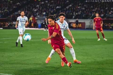 Paulo Dybala dari AS Roma mencoba mencetak gol dalam pertandingan Serie A melawan Inter Milan di Roma, Sabtu, 18 Oktober 2025. (AP Photo/Andrew Medichini)