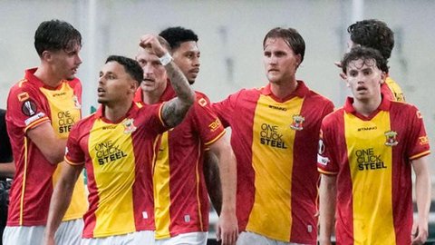 Dean James dalam pertandingan Go Ahead Eagles melawan Sparta Rotterdam di Stadion De Adelaarshorst, Sabtu (23-8-2025). (Dok. www.ga.eagles.nl)