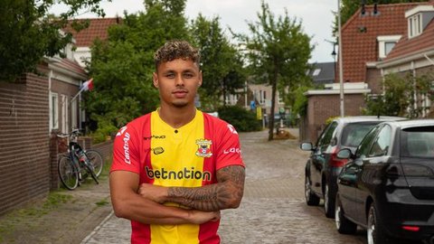 Dean James dalam pertandingan Go Ahead Eagles melawan Sparta Rotterdam di Stadion De Adelaarshorst, Sabtu (23-8-2025). (Dok. www.ga.eagles.nl)