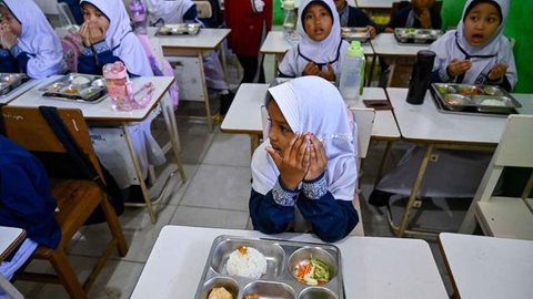 Dapur Kebayunan mitra mandiri Badan Gizi Nasional (BGN) mampu memproduksi 16.203 paket Makan Bergizi Gratis (MBG) setiap hari. (merdeka.com/Arie Basuki)
