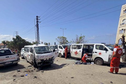 Asap mengepul setelah beberapa serangan udara Israel mengguncang Beirut, Lebanon, pada 8 April 2026. (Dok. AP/Hassan Ammar)