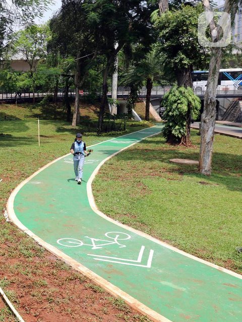 Potret unik halte Petukangan D'Masiv, bentuk perayaan 22 tahun band. (sumber: Instagram/jkt.spot)