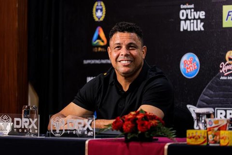 Legenda Timnas Brasil, Ronaldo Nazario, saat menghadiri jumpa pers jelang laga DRX World Legends versus Barcelona Legends di Stadion Utama Gelora Bung Karno (SUGBK), Jakarta Pusat, Jumat (17/