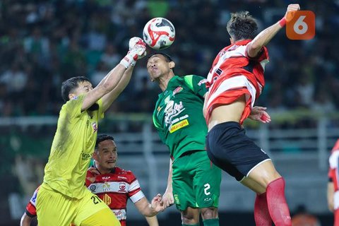 Persebaya Surabaya melawan Madura United pada lanjutan BRI Super League 2025/2026 di Stadion Gelora Bung Tomo Jumat (17/4/2026). (Bola.com/M Iqbal Ichsan)