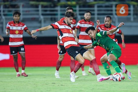 Persebaya Surabaya melawan Madura United pada lanjutan BRI Super League 2025/2026 di Stadion Gelora Bung Tomo Jumat (17/4/2026). (Bola.com/M Iqbal Ichsan)