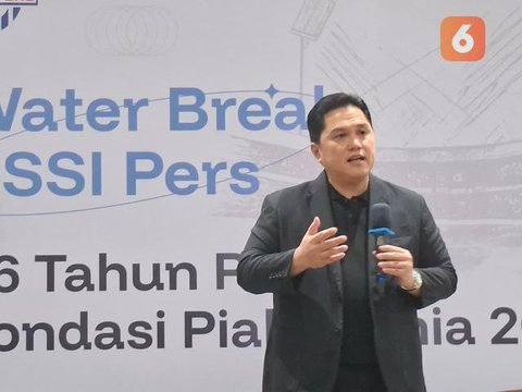 Ketua umum PSSI, Erick Thohir berbicara dalam Water Break PSSI Pers di GBK Arena Jakarta, Kamis (16/4/2026). (Bola.com/Hery Kurniawan)