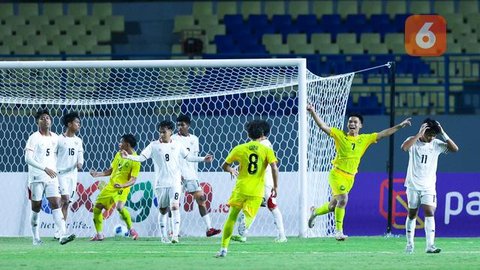 Skuad Garuda Muda takluk dengan skor 0-1 dari Timnas Malaysia dalam laga yang berlangsung di Gelora Joko Samudro, Gresik, Jawa Timur. (Bola.com/M Iqbal Ichsan)
