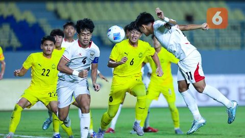 Skuad Garuda Muda takluk dengan skor 0-1 dari Timnas Malaysia dalam laga yang berlangsung di Gelora Joko Samudro, Gresik, Jawa Timur. (Bola.com/M Iqbal Ichsan)