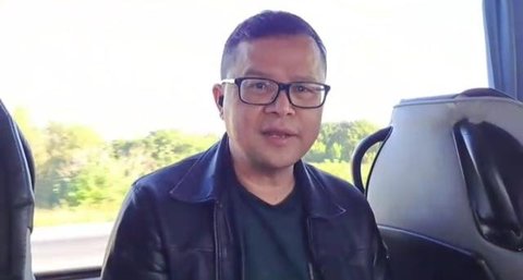 Sebagai informasi, ikan sapu-sapu dikenal sebagai spesies invasif yang berpotensi mengganggu keseimbangan ekosistem. Tampak dalam foto, Petugas Penanganan Prasarana dan Sarana Umum (PPSU) men