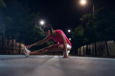 ilustrasi olahraga lunges di sela kesibukan persiapan /Gemini AI