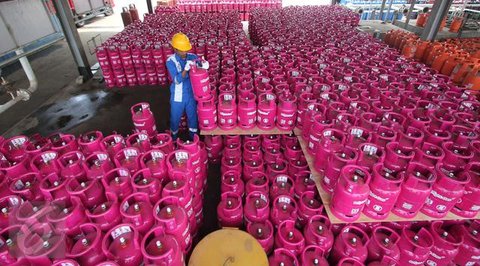 Petugas merapikan bright gas 5,5 kg dan 12 kg di SPBU Cikini, Jakarta, Rabu (8/4/2020). PT Pertamina (Persero) melalui MOR III mencatat peningkatan konsumsi LPG nonsubsidi rumah tangga sebesa