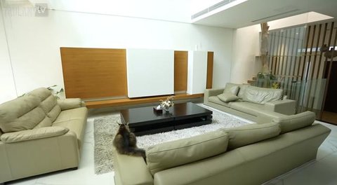 Penampilan menawan Raditya Dika dan Anissa Aziza di lamaran sang adik Edgar Nasution. [IG: @anissaaziza]