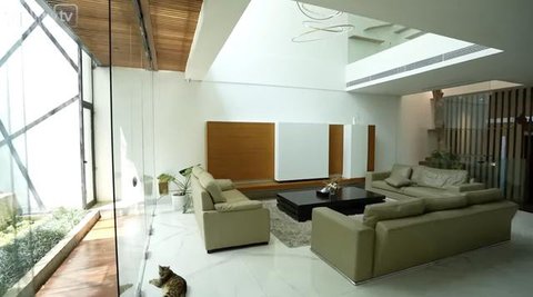 Penampilan menawan Raditya Dika dan Anissa Aziza di lamaran sang adik Edgar Nasution. [IG: @anissaaziza]