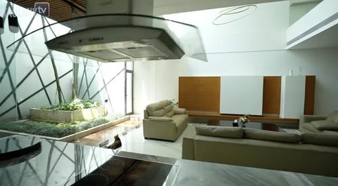 Penampilan menawan Raditya Dika dan Anissa Aziza di lamaran sang adik Edgar Nasution. [IG: @anissaaziza]