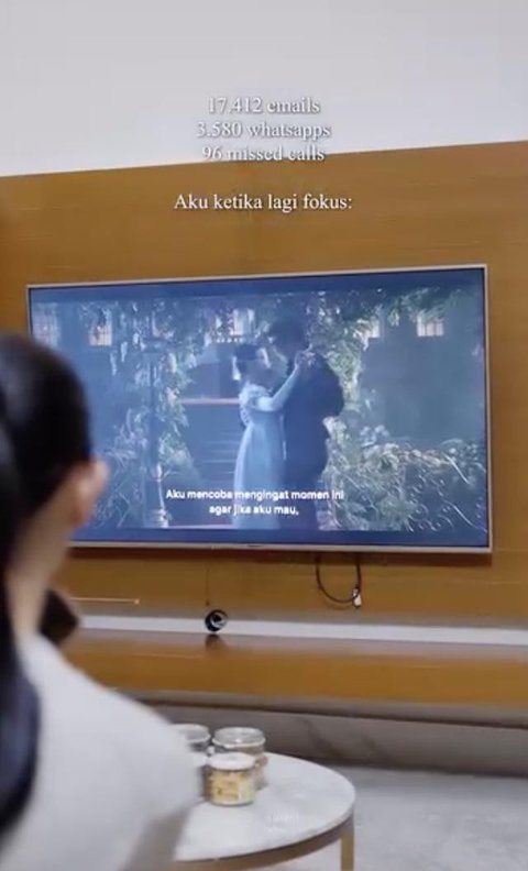 Penampilan menawan Raditya Dika dan Anissa Aziza di lamaran sang adik Edgar Nasution. [IG: @anissaaziza]