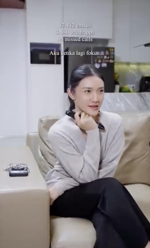 Penampilan menawan Raditya Dika dan Anissa Aziza di lamaran sang adik Edgar Nasution. [IG: @anissaaziza]