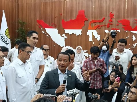 Menteri Energi dan Sumber Daya Mineral (ESDM) Bahlil Lahadalia di Kantor Kementerian ESDM, Jakarta, Senin (20/4/2026). (Liputan6.com/Maul)