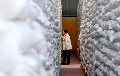 Presiden RI Prabowo Subianto menyapa warga saat iring-iringan kendaraan kepresidenan melintasi wilayah Magelang, Jawa Tengah (Jateng), Sabtu 18 April 2026. (Istimewa)