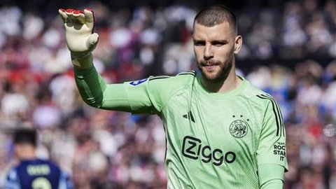 Aksi penjaga gawang Timnas Indonesia, Maarten Paes sat memperkuat Ajax Amsterdam bertandang ke markas Feyenoord Rotterdam dalam lanjutan Eredivisie 2025/2026, Minggu (22/3/2026) malam WIB. (I