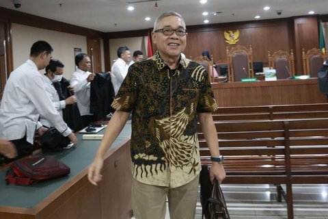 Terdakwa kasus dugaan korupsi pengadaan Liquefied Natural Gas (LNG) di PT Pertamina (Persero), Hari Karyuliarto saat mengikuti persidangan di Pengadilan Tindak Pidana Korupsi (Tipikor) pada P