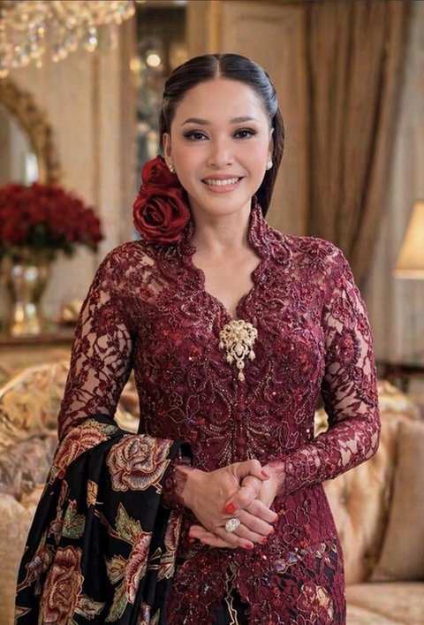 Potret Detail Kebaya Merah Maia Estianty Saat Hari Kartini/Instagram/@anneavantieheart
