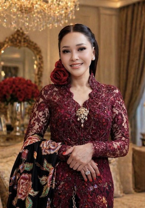 Potret Detail Kebaya Merah Maia Estianty Saat Hari Kartini/Instagram/@anneavantieheart