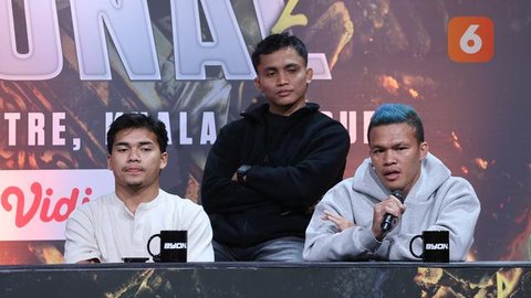 Presiden Byon, Yoshua Marcellos Muliardo bersama petarung Putra Abdullah dan Ronal Siahaan saat Face off sekaligus jumpa pers Byon Combat Showbiz Vol.7 di SCTV Tower, Jakarta, Kamis (12/3/202