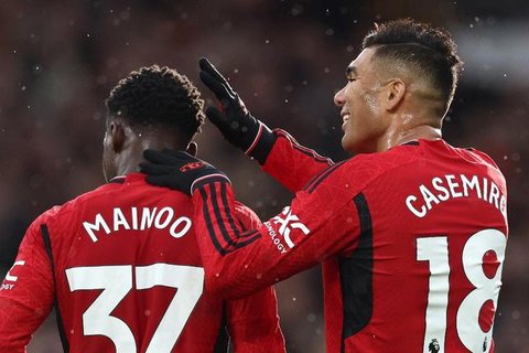 Gelandang Manchester United asal Inggris bernomor punggung 37, Kobbie Mainoo (C), berduel dengan gelandang Bournemouth asal Inggris bernomor punggung 16, Marcus Tavernier (L), selama pertandi