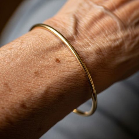 Model Bangle Emas Ringan untuk Lansia agar Nyaman Dipakai Sehari-Hari/Gemini AI