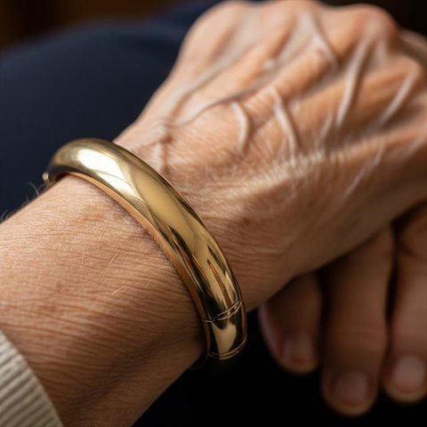 Model Bangle Emas Ringan untuk Lansia agar Nyaman Dipakai Sehari-Hari/Gemini AI