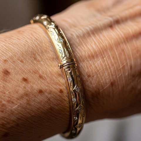 Model Bangle Emas Ringan untuk Lansia agar Nyaman Dipakai Sehari-Hari/Gemini AI
