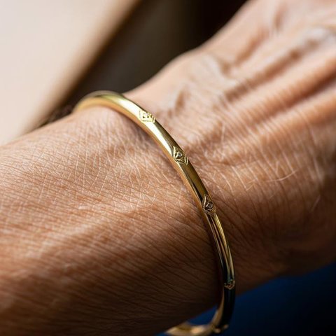 Model Bangle Emas Ringan untuk Lansia agar Nyaman Dipakai Sehari-Hari/Gemini AI