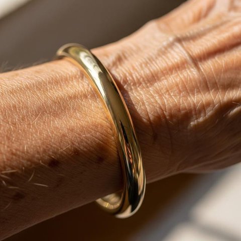 Model Bangle Emas Ringan untuk Lansia agar Nyaman Dipakai Sehari-Hari/Gemini AI