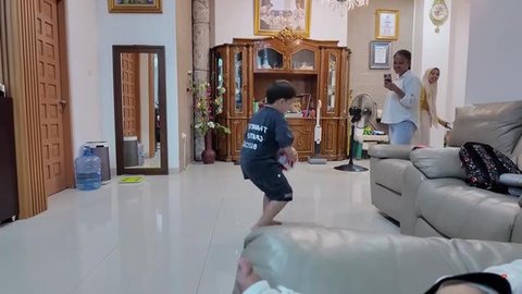 Potret Ruang TV Rumah Haji Faisal dan Mama Fuji (Foto: YouTube/Fadli Faisal)