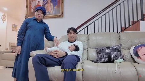 Potret Ruang TV Rumah Haji Faisal dan Mama Fuji (Foto: YouTube/Fadli Faisal)