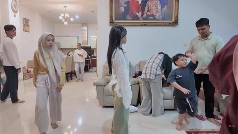 Potret Ruang TV Rumah Haji Faisal dan Mama Fuji (Foto: YouTube/Fadli Faisal)